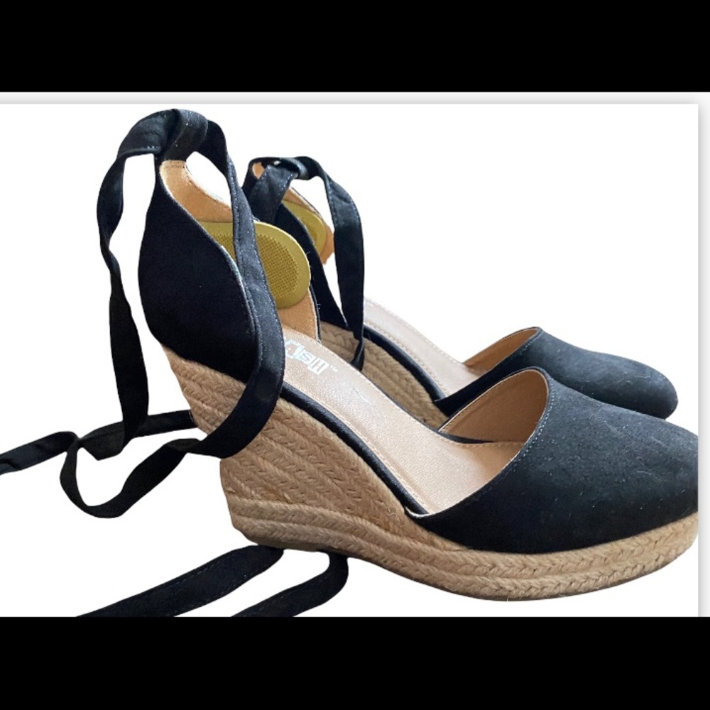Gently used Women’s Trash By Payless Black wedges, Escape Evasion, Size 5 1/2W